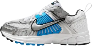 Nike Vomero 5 Little Kids' Shoes (HF6999-105, White/Light Photo Blue/Black/Metallic Silver)